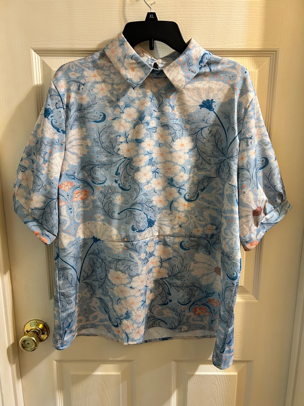 Blue Floral Button-Back Top – Women’s